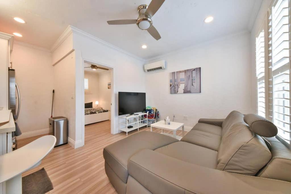 1000#4 Modern Home, Steps From W/ac!